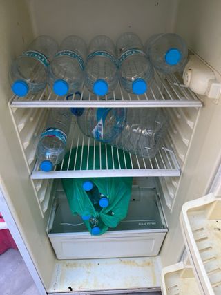 Nevera blanca con congelador superior