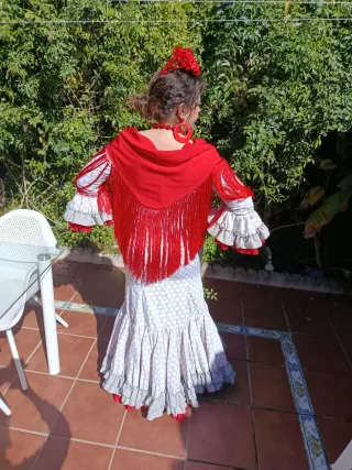 Traje de flamenca gris y rojo con detalles en rojo
