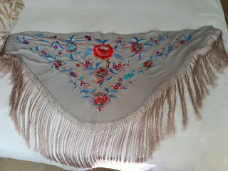 Traje de flamenca gris y rojo con detalles en rojo