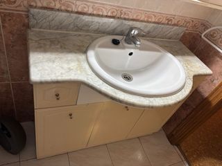 Mueble de baño con encimera de mármol