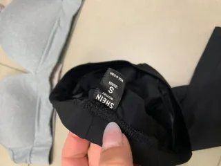 Conjunto deportivo: sujetador gris y mallas negras