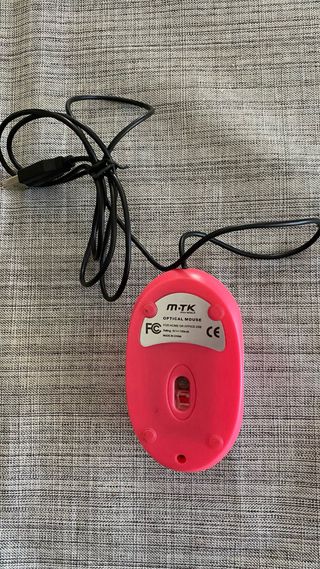 Ratón de ordenador rosa con cable