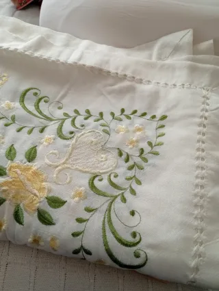 Mantel Hilo Bordado Flores Amarillo Blanco