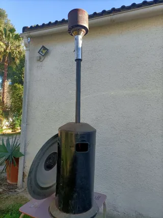 Estufa exterior de gas negra