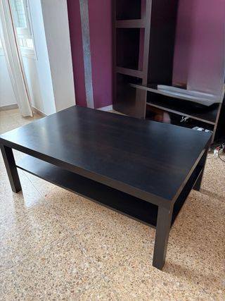 Mueble de salón modular marrón y mesa