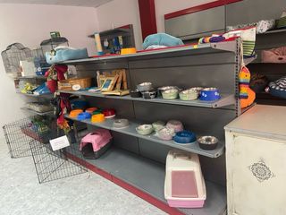 Mobiliario y estanterías local comercial