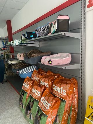 Mobiliario y estanterías local comercial