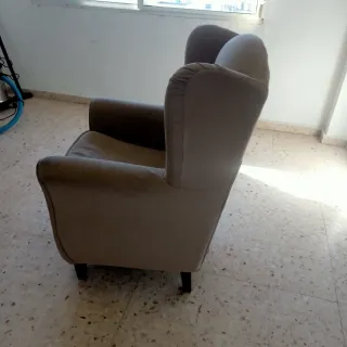 Butaca de tela beige y marrón