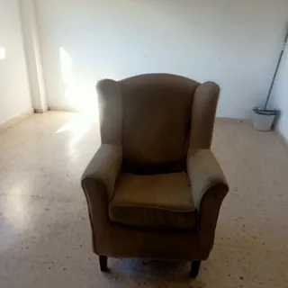 Butaca de tela beige y marrón