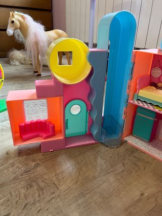 Casita de muñecas con tobogán