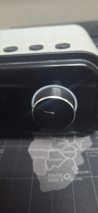 Radio Despertador Bluetooth con Carga Inalambrica