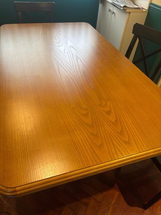 Mesa de comedor de madera