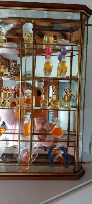 Vetrina espositiva con miniature di profumi
