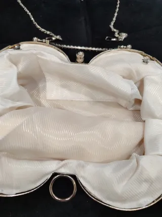 Bolso de fiesta beige y plateado con pedrería