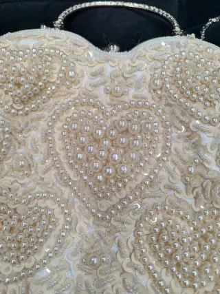 Bolso de fiesta beige y plateado con pedrería