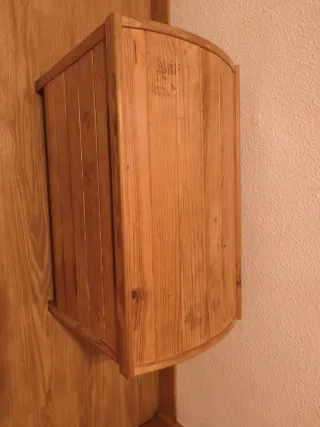 Baúl de madera rústico con tapa.