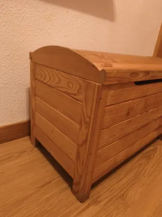 Baúl de madera rústico con tapa.