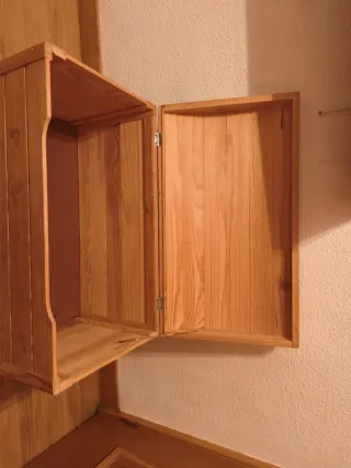 Baúl de madera rústico con tapa.