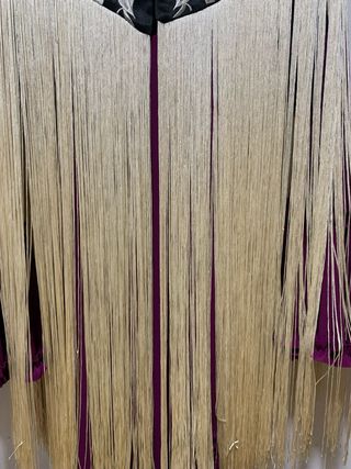 Capa con bordado y los flecos largo