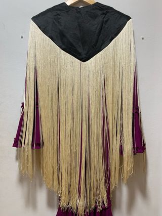 Capa con bordado y los flecos largo