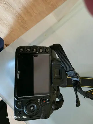 Nikon D3100 - 8.000 disparos + Accesorios