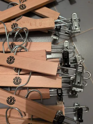 Lote 15 perchas Element para pantalones