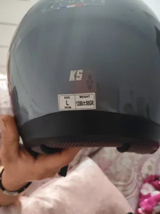 Casco de moto gris con visera