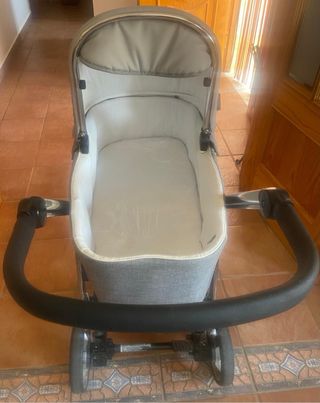 Carrito de bebé con capazo
