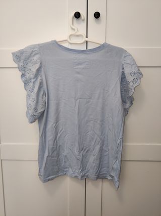 Blusa azul cielo con mangas de encaje