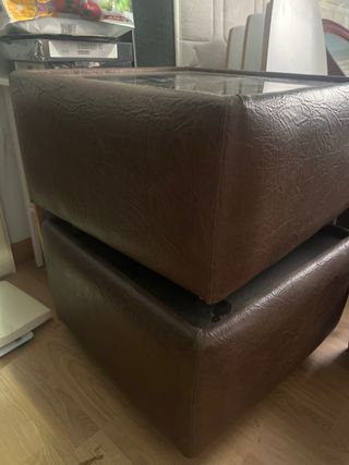 Conjunto de 5 sofás y 2 mesas de centro de cuero.