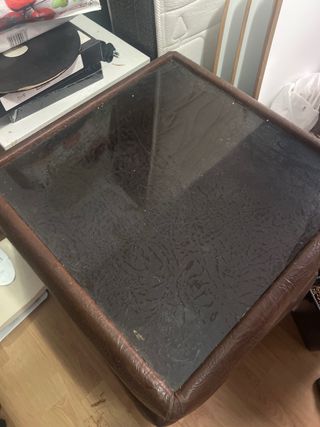 Conjunto de 5 sofás y 2 mesas de centro de cuero.