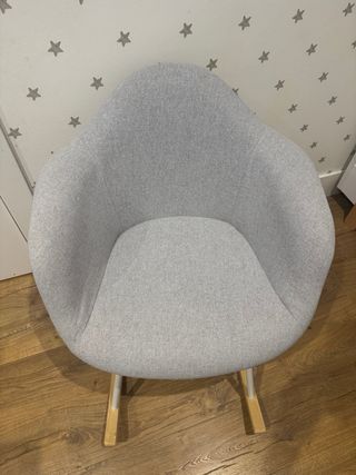 Mecedora gris con patas de madera