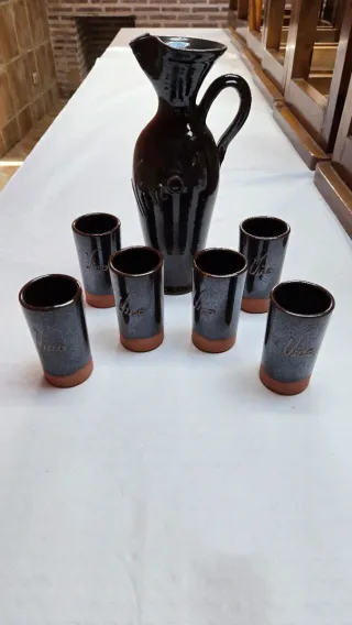 Juego de tazas de barro y jarra