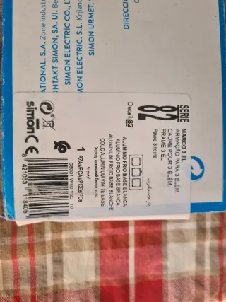 Marco embellecedor Simon 3 huecos gris