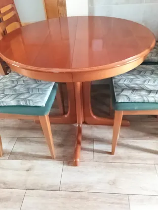 Mesa y 4 sillas de madera