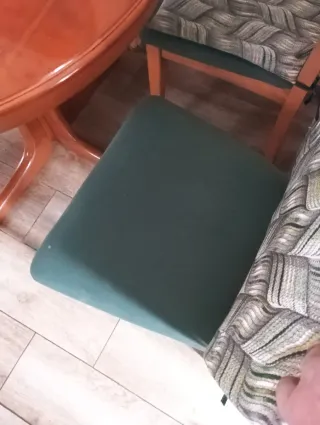 Mesa y 4 sillas de madera