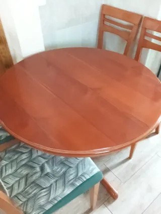 Mesa y 4 sillas de madera