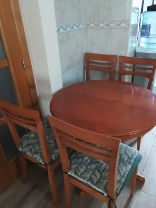 Mesa y 4 sillas de madera