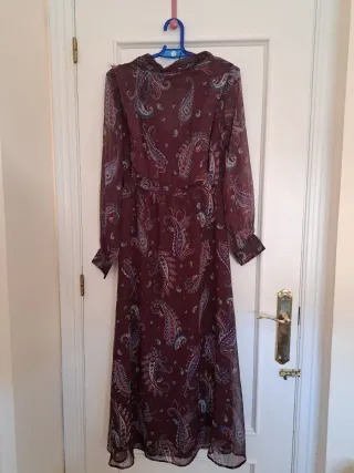 Vestido burdeos Mango estampado paisley