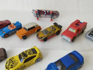 12 coches escala 1/64 aprox. 9 Hot Wheels
