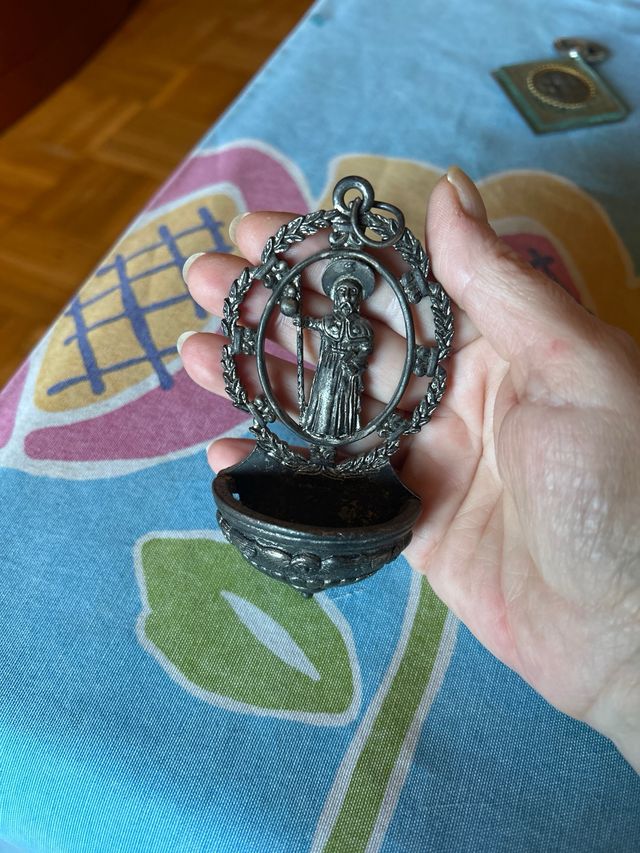 Benditero antiguo con figura religiosa