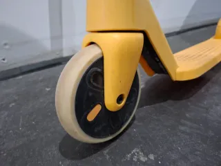 Patinete infantil Decathlon amarillo