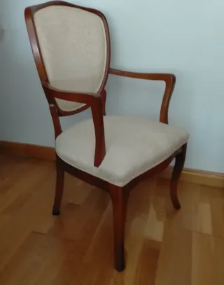 Elegante silla tapizada beige y madera