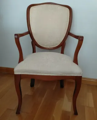 Elegante silla tapizada beige y madera
