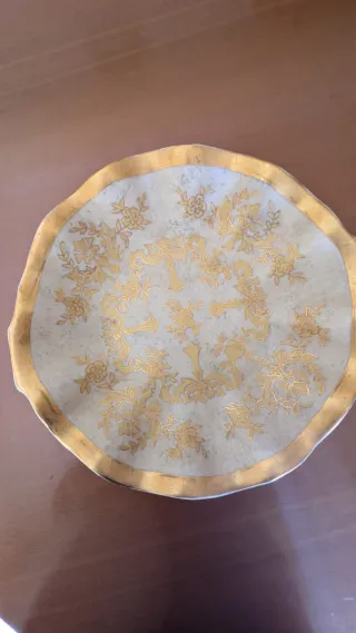 Conjunto de cerámica con diseño floral dorado