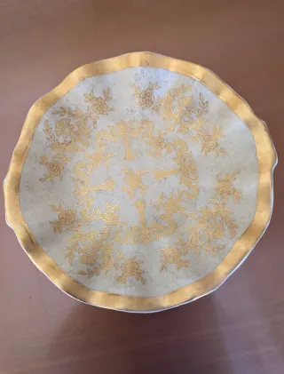 Conjunto de cerámica con diseño floral dorado