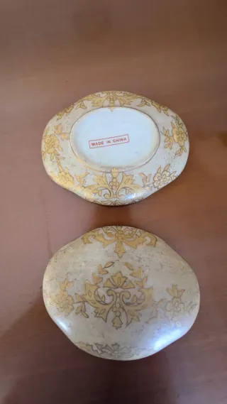 Conjunto de cerámica con diseño floral dorado