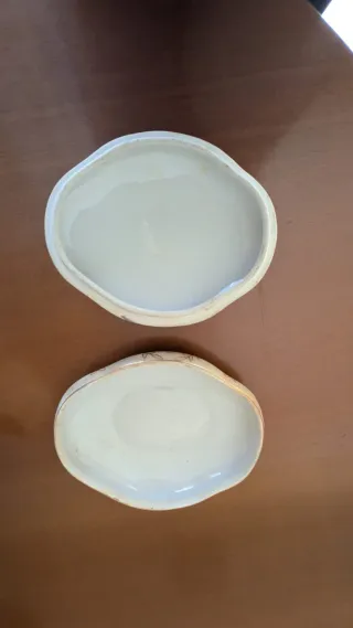 Conjunto de cerámica con diseño floral dorado