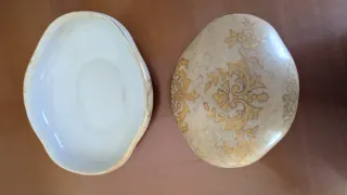 Conjunto de cerámica con diseño floral dorado