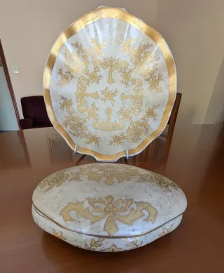 Conjunto de cerámica con diseño floral dorado